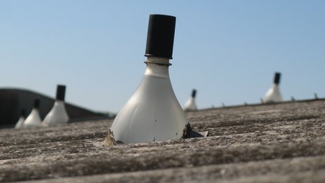 Lampu Tanpa Listrik dari Botol Bekas setara bohlam berdaya 40-60 watt 