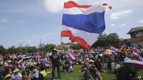 thailand-demonstran-menyerbu-markas-tentara