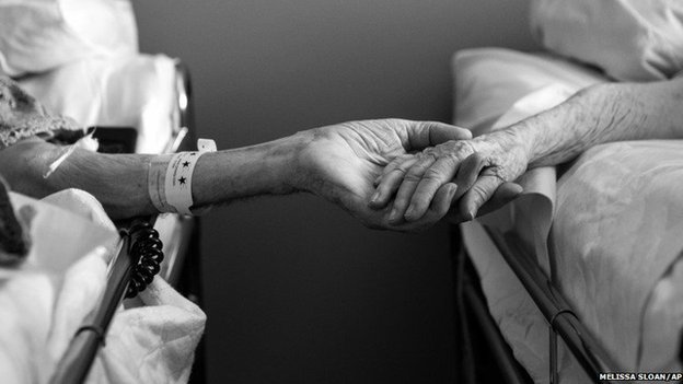 pasangan-yang-menikah-selama-62-tahun-meninggal-sambil-berpegangan-tangan