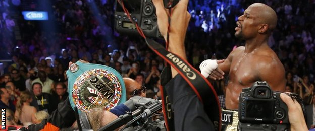 Boooo,Floyd Mayweather beats Manny Pacquiao in Las Vegas