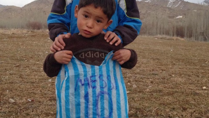 Bocah &quot;Jersey Kresek&quot; dengan Nama Messi Ini Akhirnya Akan Temui Idolanya