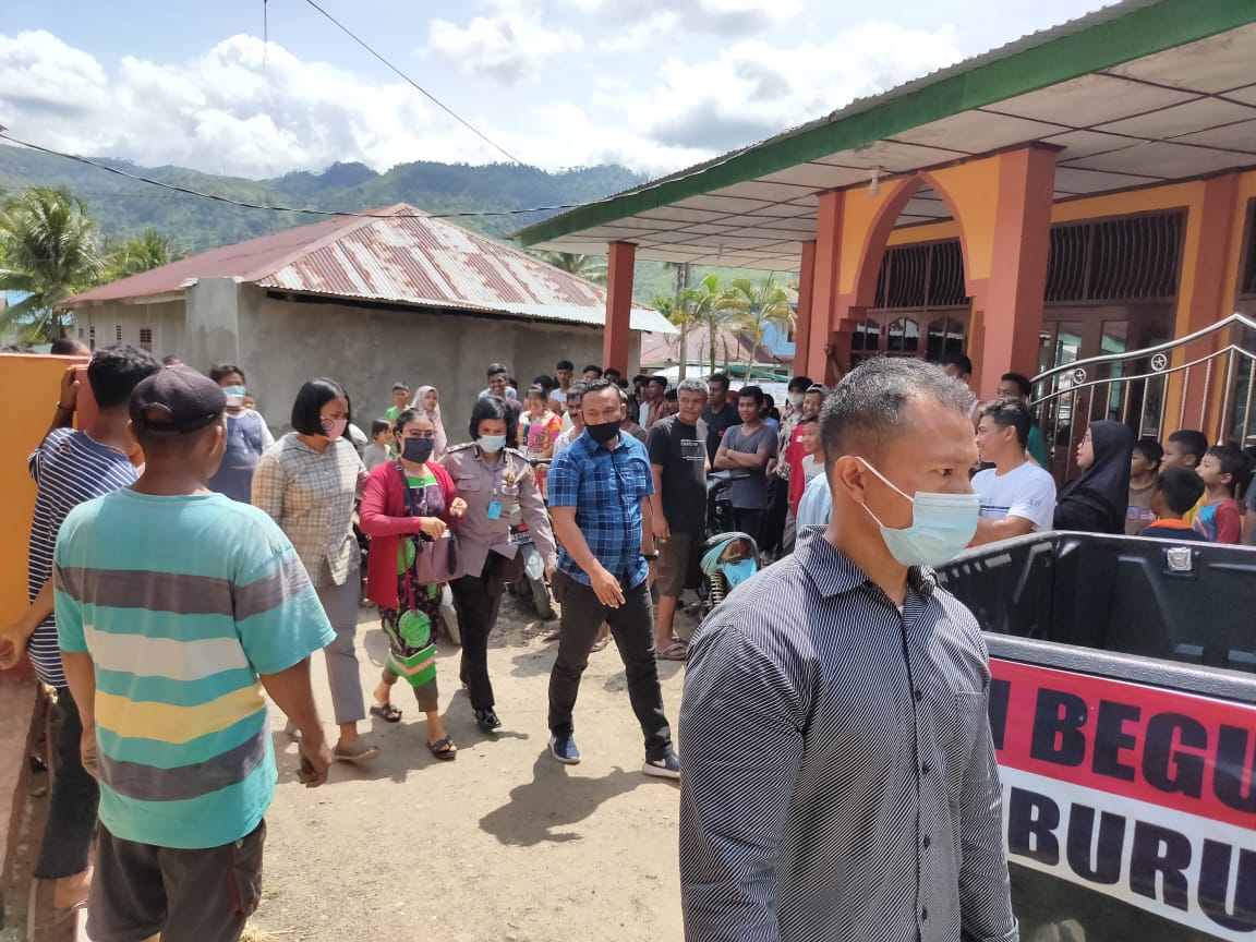 suami-digoyang-ombak-di-laut-istri-digoyang-pria-lain-di-rumah