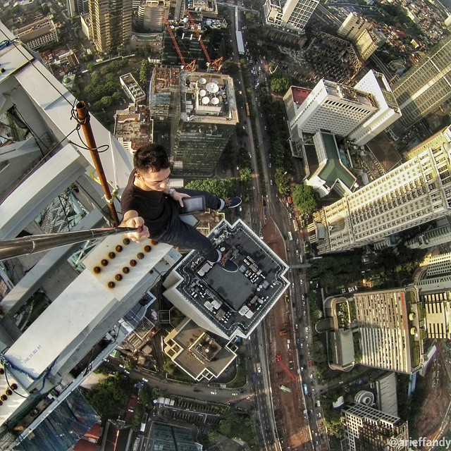 Pria Ini Melalukan Rooftopping Di Gedung Gedung Pencakar Langit Jakarta
