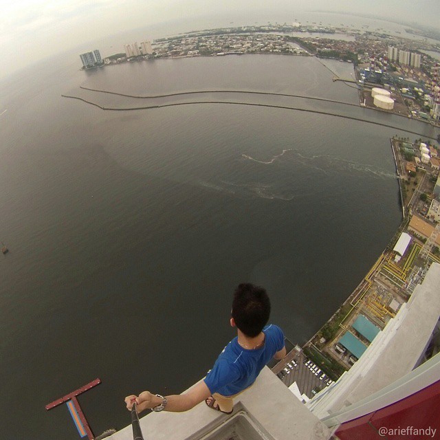Pria Ini Melalukan Rooftopping Di Gedung Gedung Pencakar Langit Jakarta