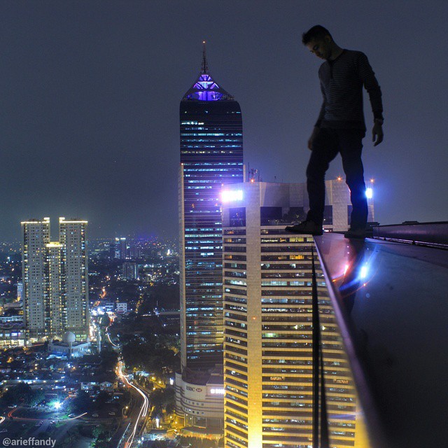 Pria Ini Melalukan Rooftopping Di Gedung Gedung Pencakar Langit Jakarta