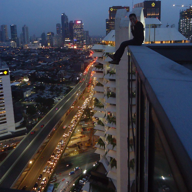 Pria Ini Melalukan Rooftopping Di Gedung Gedung Pencakar Langit Jakarta