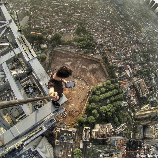Pria Ini Melalukan Rooftopping Di Gedung Gedung Pencakar Langit Jakarta