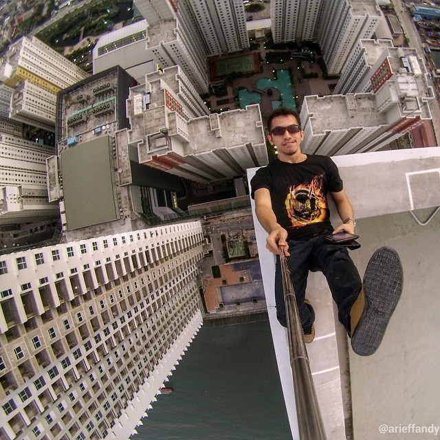 Pria Ini Melalukan Rooftopping Di Gedung Gedung Pencakar Langit Jakarta
