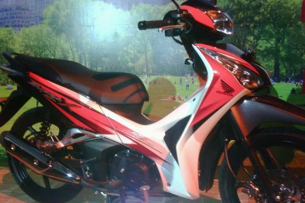 Wooowww . . . Ini dia bebek Honda New Supra X Helm in