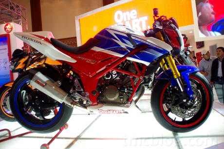 Penampakan Motor Sport Baru Honda &quot;Teralis&quot; CB150R StreetFire