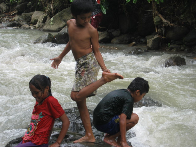 Kolam Renang 'Dadakan' Yang Ada Di Indonesia