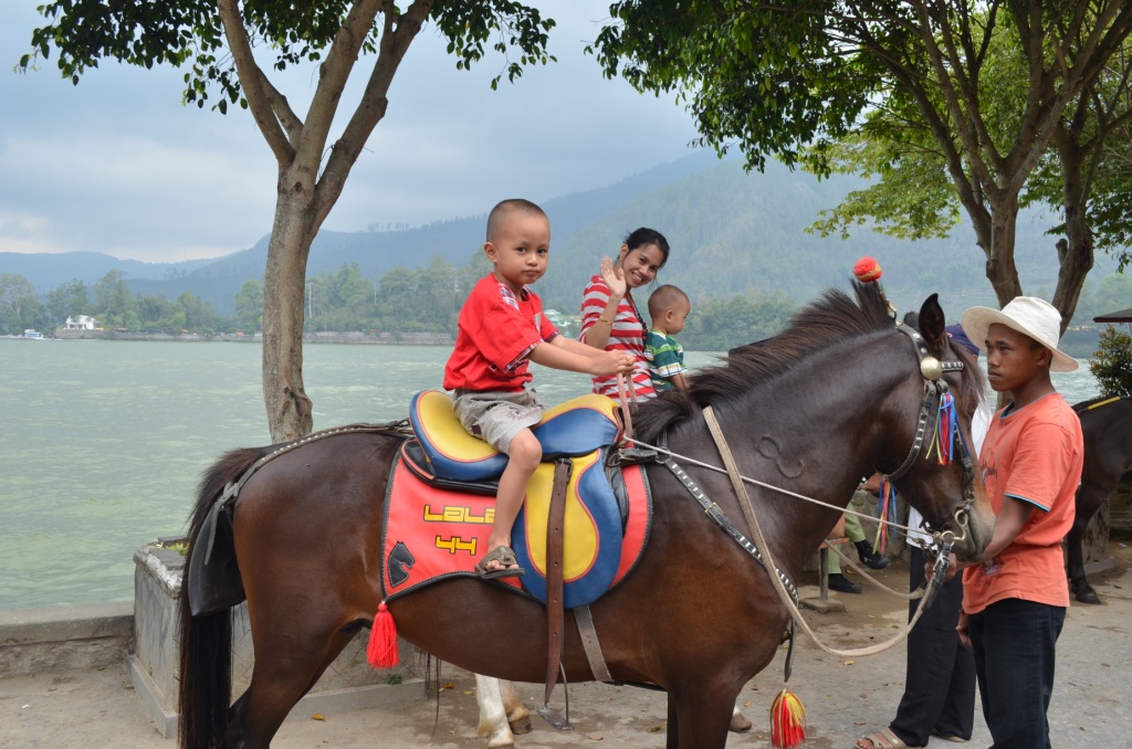 Mengenal lebih jauh obyek wisata Telaga Sarangan,Magetan. (Indah,Asri,Murah Meriah)