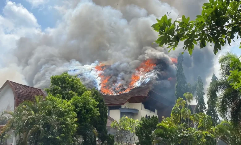 Massa Teriakan “Revolusi” Saat Bakar Gedung DPRD NTB