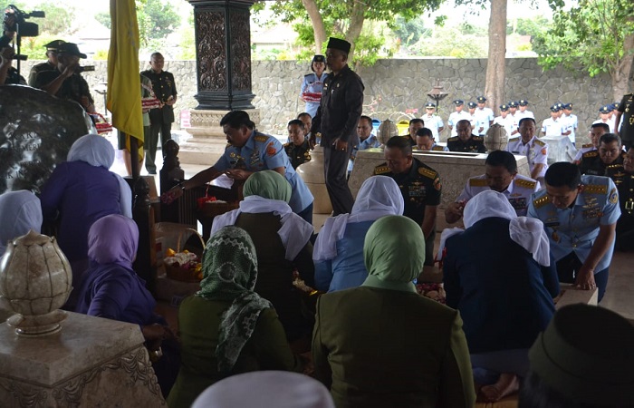 Panglima TNI dan Jajaran Pati TNI Ziarah ke Makam Bung Karno