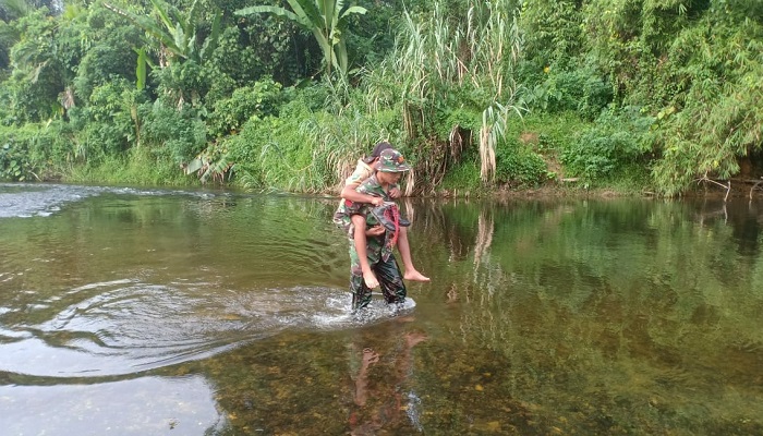 Demi Cerdaskan Anak Perbatasan, Tiap Hari Harus Seberangi Sungai