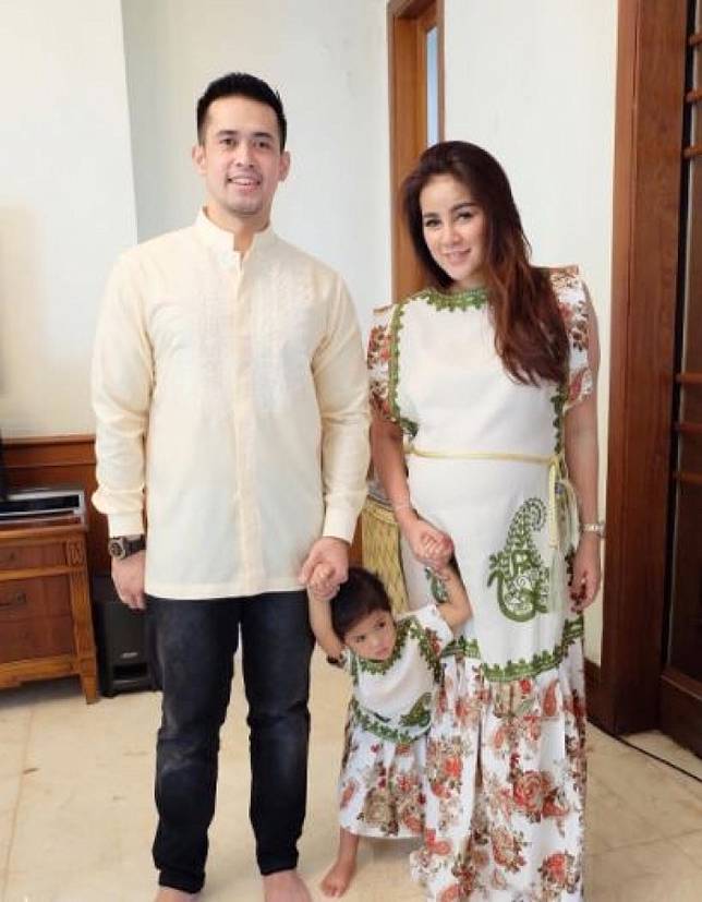 8 Artis Ini Punya Suami Brondong, Kemesraannya Bikin Iri 