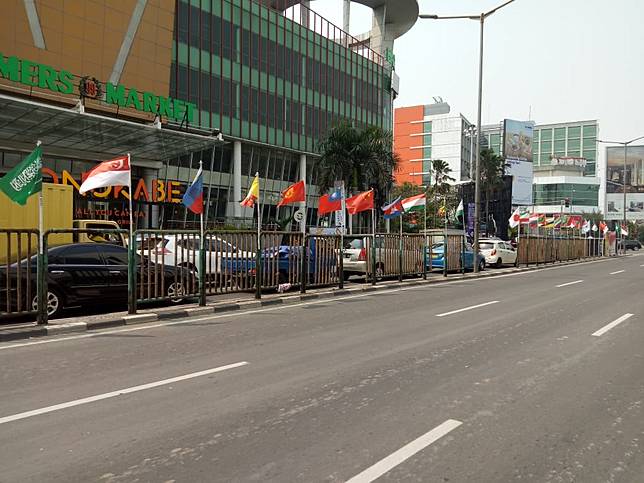 7 Potret Bendera Peserta Asian Games yang Dipasang Pakai Bambu Belah