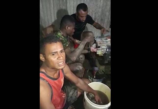 viral-sejumlah-pria-cuci-uang-pasca-banjir-bandang-di-sentani-ini-faktanya