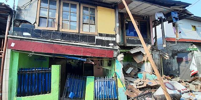 Rumah Warga di Matraman Roboh, Diduga Akibat Proyek Saluran Air Pemprov DKI