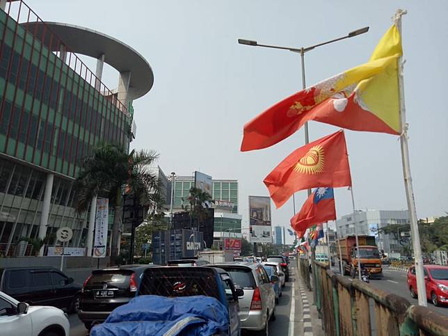 7 Potret Bendera Peserta Asian Games yang Dipasang Pakai Bambu Belah
