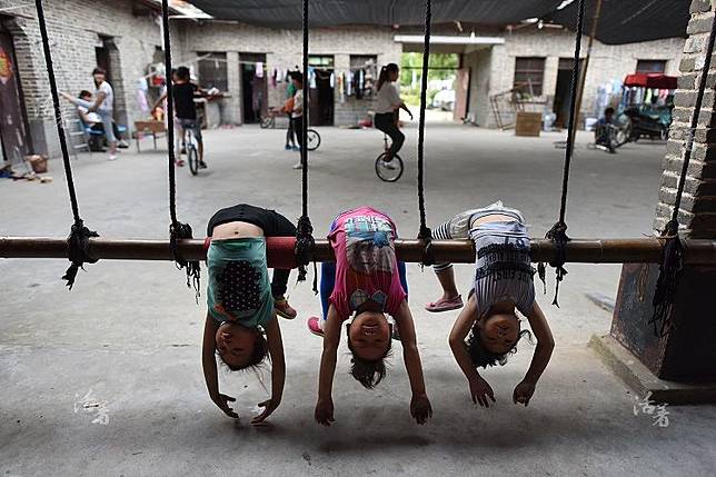 11 Potret Tunjukkan Kerasnya Latihan Pemain Akrobat Anak-anak, Miris