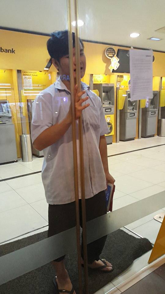 Ambil Uang, Pria Ini Terkunci di ATM Tengah Malam