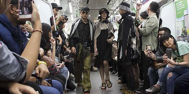 fashion-show-diprotes-penumpang-mrt-jakarta-minta-maaf