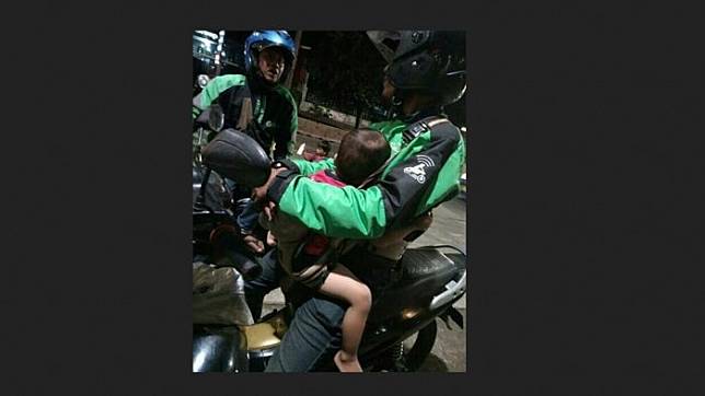 Viral! Inilah Tiga Driver OJek Online Yang Menggendong Anak Saat Mengojek.