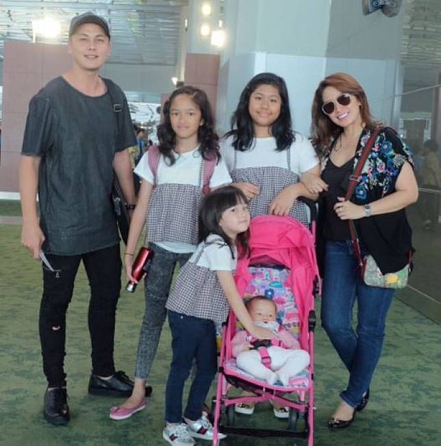 8 Artis Ini Punya Suami Brondong, Kemesraannya Bikin Iri 