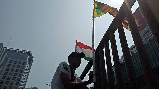 7 Potret Bendera Peserta Asian Games yang Dipasang Pakai Bambu Belah