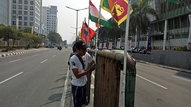 7 Potret Bendera Peserta Asian Games yang Dipasang Pakai Bambu Belah