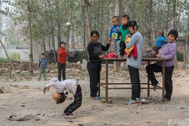 11 Potret Tunjukkan Kerasnya Latihan Pemain Akrobat Anak-anak, Miris