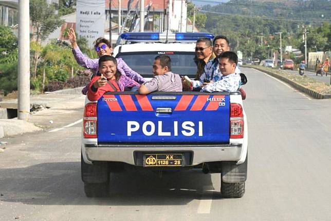 Menteri Susi Terlelap di Airport &amp; 7 Bukti Beliau Gak Jaim