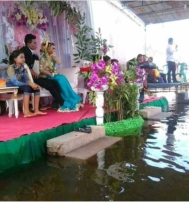 7 Momen Lucu dan Tidak Biasa Dalam Acara Resepsi Pernikahan