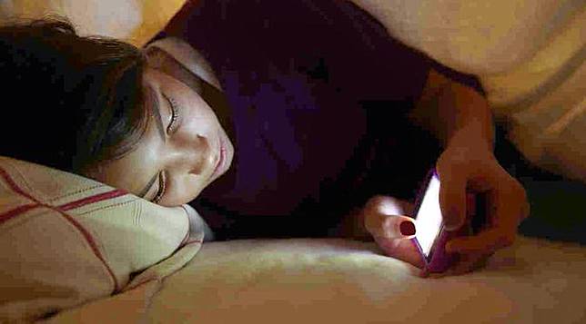Sering Main Ponsel Sebelum Tidur? Waspada 5 Risiko Ini