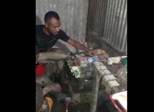 Viral Sejumlah Pria Cuci Uang Pasca-Banjir Bandang di Sentani, Ini Faktanya
