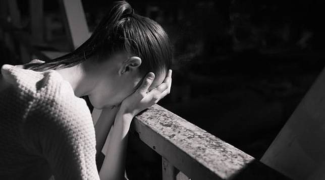 Sering Main Ponsel Sebelum Tidur? Waspada 5 Risiko Ini
