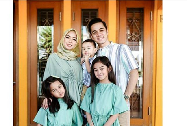 5 Selebritis Beruntung yang Menikah dengan Bosnya Sendiri, Siapa Saja Sih?