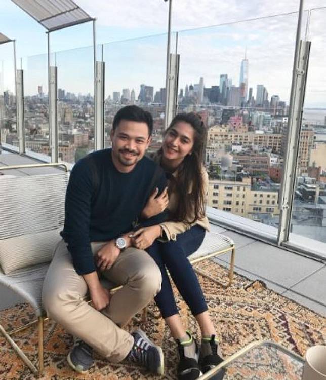 8 Artis Ini Punya Suami Brondong, Kemesraannya Bikin Iri 