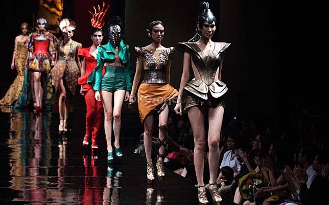 pertama-kali-di-indonesia-fashion-show-di-dalam-krl-jakarta-bogor