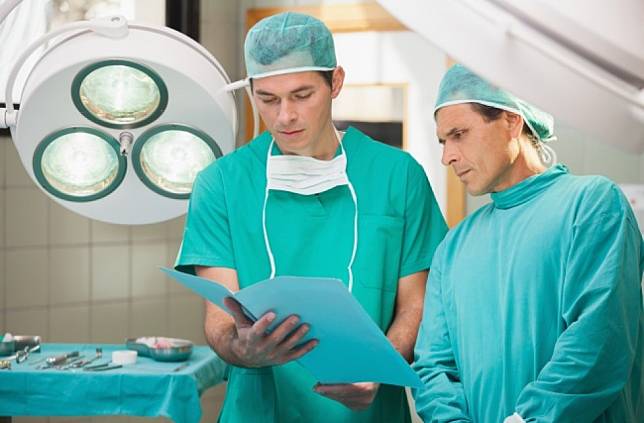Kenapa Dokter di Ruang Operasi Pake Baju Hijau atau Biru? Ini Jawabannya!