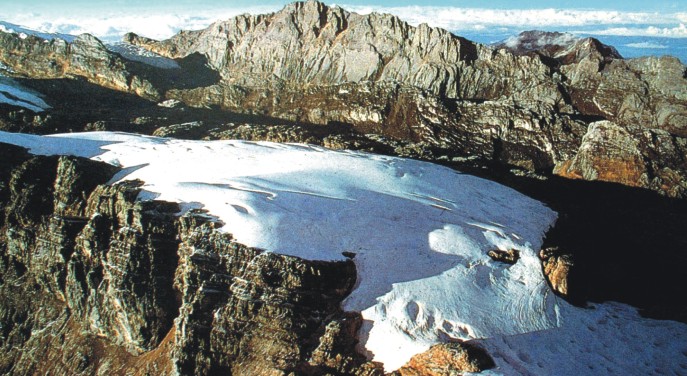 Piramida Cartensz : Gunung Tropis Bersalju Abadi