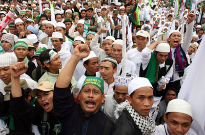 kelompok masa beratribut FPI menyerang Masjid Jamaah Persis di Pagarsih, Kota Bandung