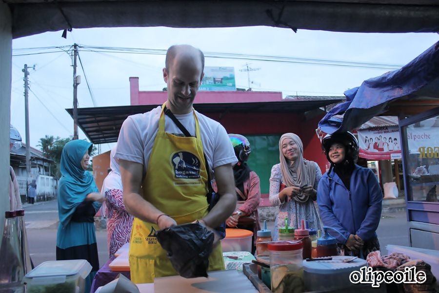 Bule Jual Burger &amp; Donut Untuk Operasi Istrinya