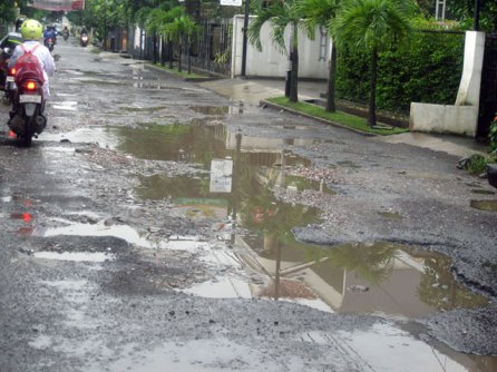 katanya kota wisata..kok bandung udah kayak Off Road jalannya...+ malu-maluin aja.