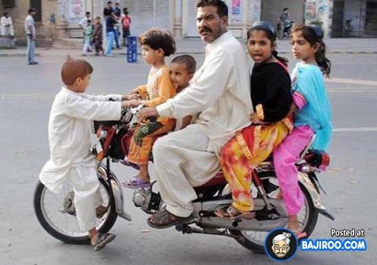 NGAKAK! 7 Foto Ini Bukti Orang Pakistan Punya Selera HUMOR yang Tinggi