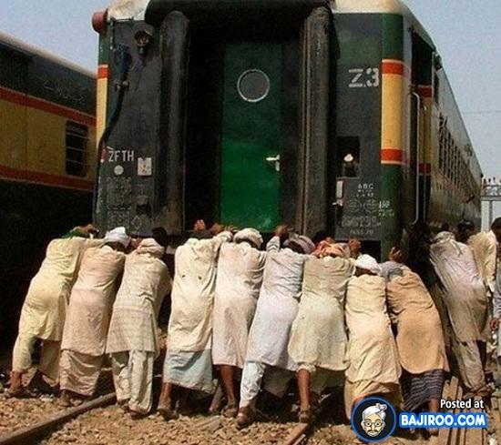 NGAKAK! 7 Foto Ini Bukti Orang Pakistan Punya Selera HUMOR yang Tinggi
