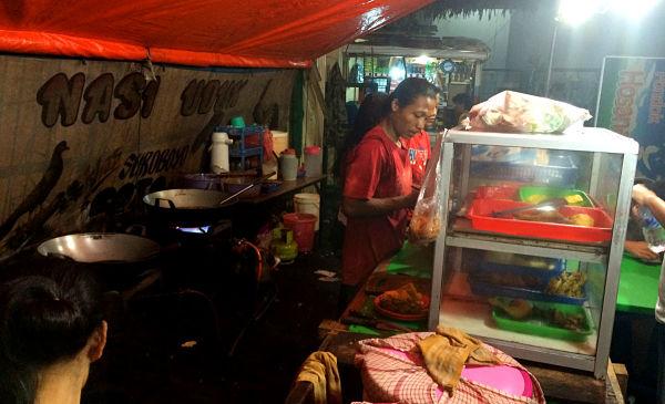 Ngaku! Pasti Sering Ngomong Dalam Hati Kayak Gini Kalo Lagi Jajan di Pinggir Jalan