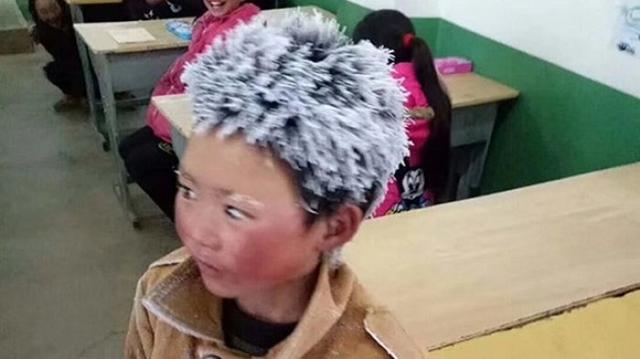 Viral, Bocah SD Berjuang Sekolah Sampai Rambut Membeku