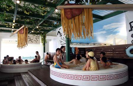 Spa Jepang Tawarkan Mandi Berendam Dalam Mie Ramen